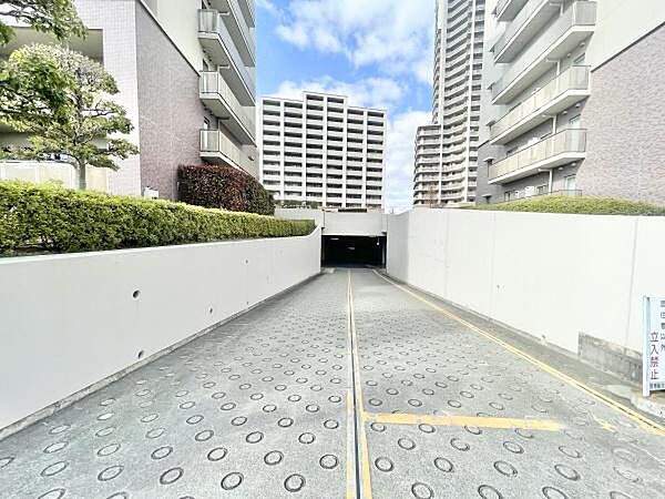 お車の出し入れも楽々ですね♪現地駐車場部分になります！駐車場空有です！