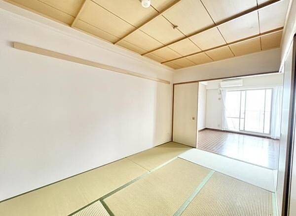LDKと隣接した6畳の和室。開けることで、開放感あふれる空間に！