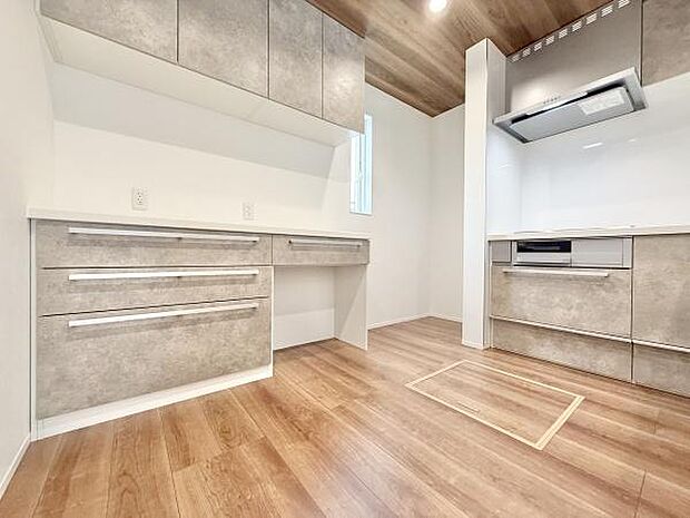 食品や食器などを収納する棚があります!もちろんそれ以外にも、普段はあまり使わない調理器具をしまうなど、その使い勝手は多様。