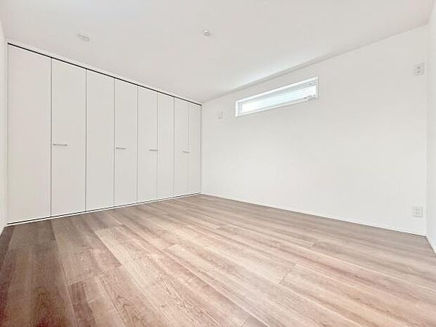 木目のフローリングが暖かみのある室内に。明るい寝室で心地のいい朝を迎えられそう。