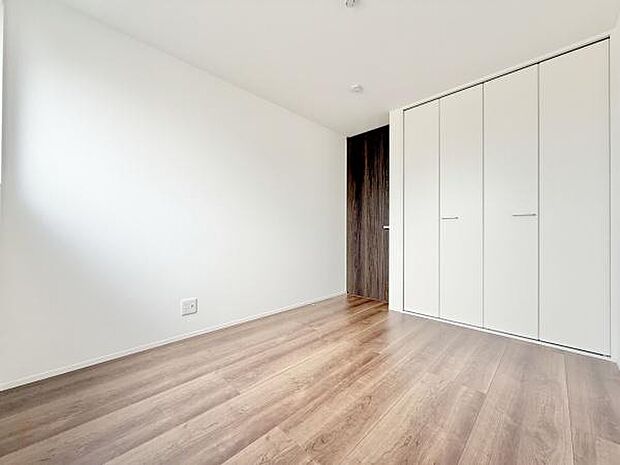 充分な広さと収納機能を備えた部屋はお子様の自発性と成長を促します。お子様の成長を支える、勉強や好きなことに没頭する学びの空間にどうぞ。