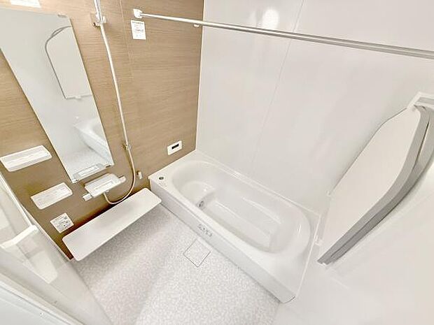 アクセントパネルで落ち着きのある雰囲気を演出♪毎日の疲れを癒やすバスタイムを。