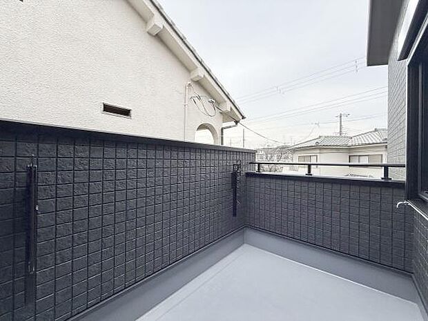 太陽の光と爽やかな風を受けたお洗濯物はあっという間に乾き、取りこむ時には太陽の匂いを感じられそうですね♪