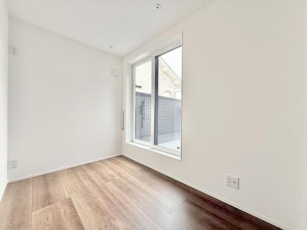 大きな窓からたっぷりの日差しが降り注ぐ明るい室内です。