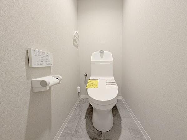 節水型でエコなトイレには、今では当たり前のウォシュレット付き。便座を温める機能付き！