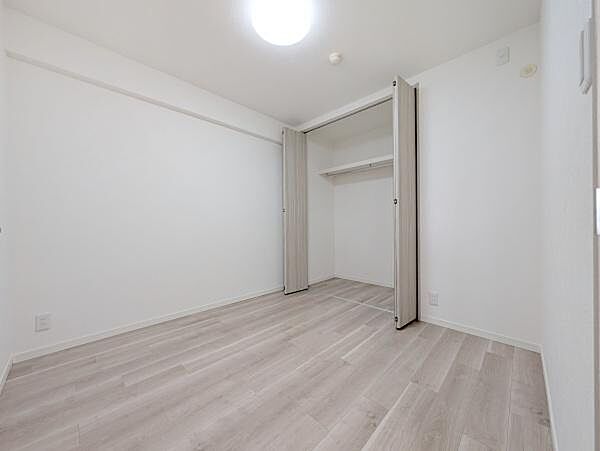 全居室には収納を完備！普段使いのお洋服や小物はもちろん、季節物のお洋服などもしっかりと整理整頓おしまい頂けます。居室空間をより広く隅々までお使いいただけますね♪