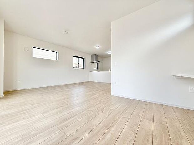 ここにはみんなが集い、食事と楽しい会話が始まる。話に夢中になりすぎて、ついつい時を忘れてしまう。そんな束の間の幸せを感じさせてくれる場所。