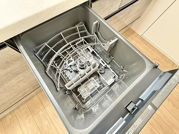 食器洗乾燥機付きで家族の食器もピカピカ。後片付けもラクラクこなせて、日々の生活には欠かせない便利設備。環境にもママの手にも優しいのがうれしいですね。