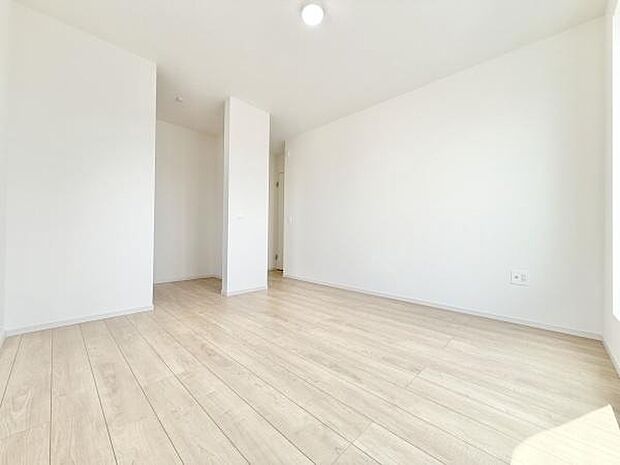 収納を完備!普段使いのお洋服や小物はもちろん、季節物のお洋服などもしっかりと整理整頓おしまい頂けます。居室空間をより広く隅々までお使いいただけますね♪