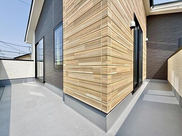 テーブルセットを広げ、夕涼みを楽しみながら一杯呑むのも楽しいかも…