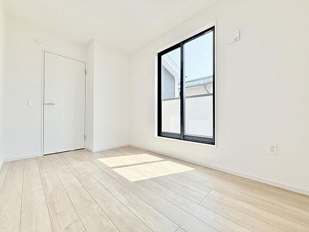 大きな窓からたっぷりの日差しが降り注ぐ明るい室内です。