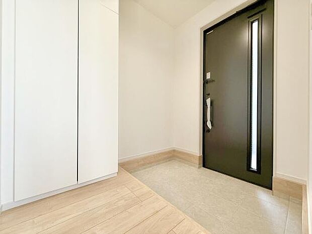 シューズボックスもあるので、靴がたくさんあっても安心!気持ちの良い朝は、毎日ここからスタートしていきます♪