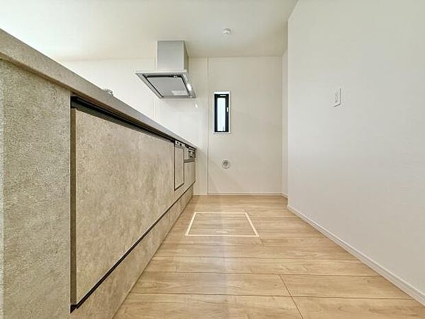 ご家族みんなで調理ができる位のスペースを実現したキッチン空間となっております。みんなで作った料理を召し上がりながらの会話は至福のひとときになるはずです♪