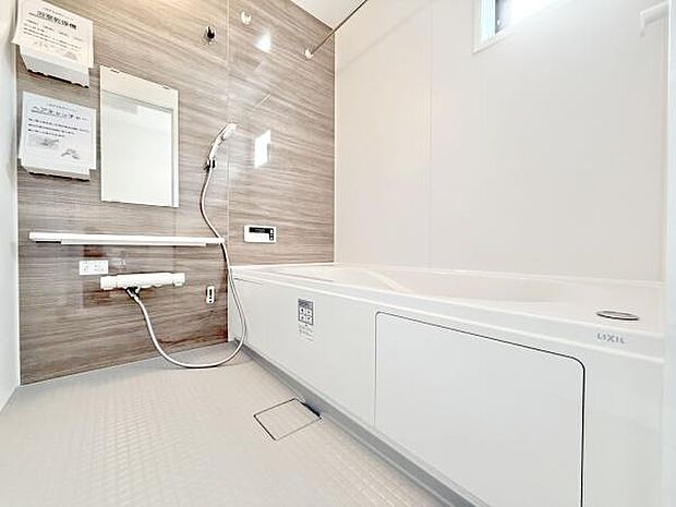 アクセントパネルで落ち着きのある雰囲気を演出♪毎日の疲れを癒やすバスタイムを。