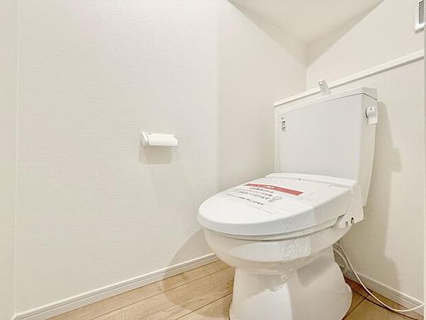 清潔感のある広々トイレです♪収納棚もございます。