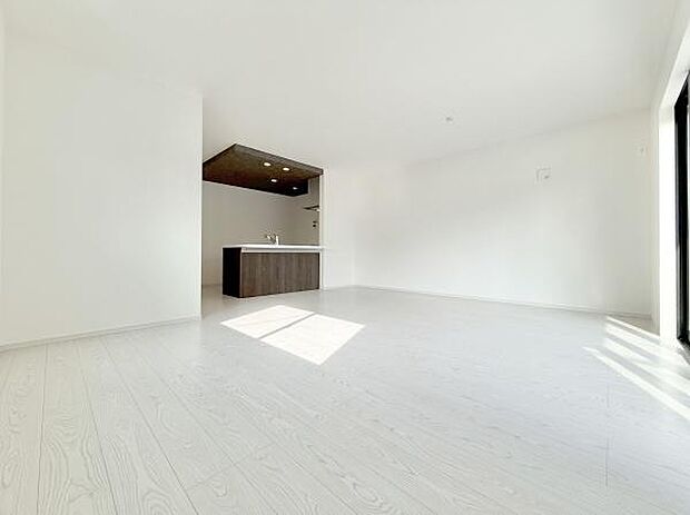 ここにはみんなが集い、食事と楽しい会話が始まる。話に夢中になりすぎて、ついつい時を忘れてしまう。そんな束の間の幸せを感じさせてくれる場所。