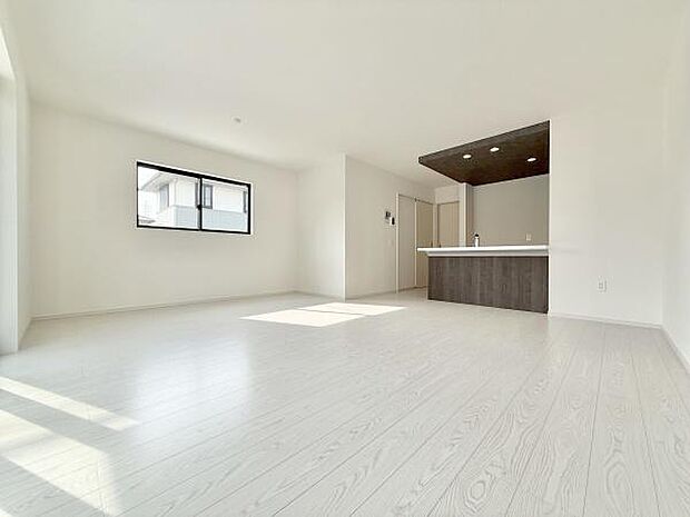 大切なご家族が集まるからこそLDKはこだわりたい!休日はおひさまの光をたっぷりと取りこめるリビングでゆったりと過ごしませんか?子供たちが元気に笑いながら走り回っても十分な広さの空間です。