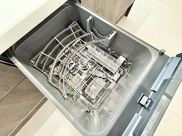 食器洗乾燥機付きで家族の食器もピカピカ。後片付けもラクラクこなせて、日々の生活には欠かせない便利設備。環境にもママの手にも優しいのがうれしいですね。
