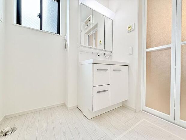 ゆとりの洗面スペースで朝の身支度も快適スムーズに。髪のセットやお化粧もストレスなくこなせ、朝から気分良く通勤通学に向かえそうですね!