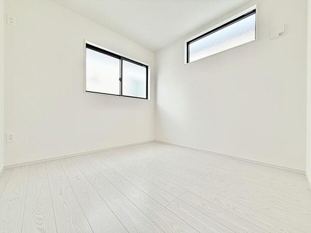 光が沢山取り込める大きな窓。2面採光なので、日差しを長時間受ける事が出来る暖かいお部屋です。