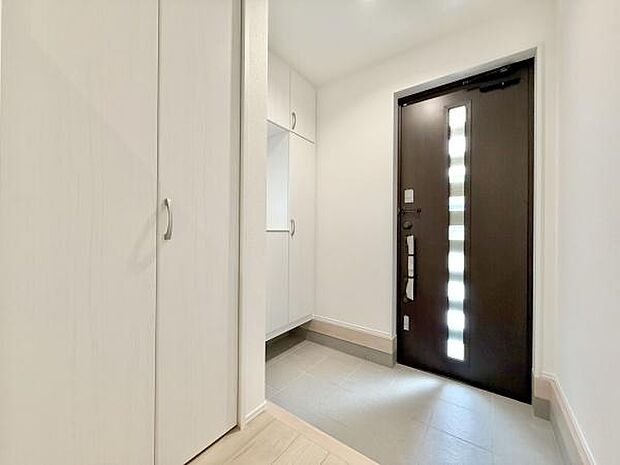 玄関も明るいです。大きな下駄箱もあり収納力・清潔感がGOODです。