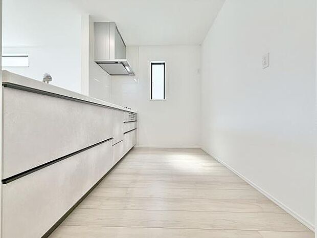 ご家族みんなで調理ができる位のスペースを実現したキッチン空間となっております。みんなで作った料理を召し上がりながらの会話は至福のひとときになるはずです♪