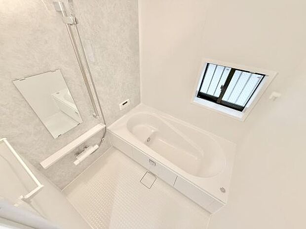 一日の疲れを癒してくれる場所なので、快適に過ごして頂く為にゆったりサイズのバスタブ。是非半身浴をお楽しみ下さい。