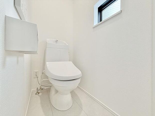 節水型でエコなトイレには、今では当たり前のウォシュレット付き。便座を温める機能付き!1階2階どちらにもトイレがあるって本当に便利ですね。