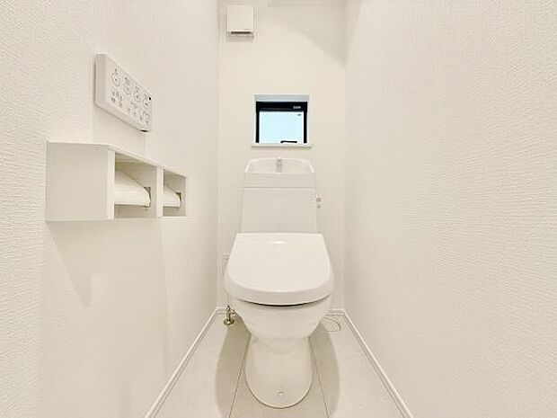 窓があるので、換気しやすく匂いもこもりません♪暗くなりがちなトイレも明るいですよ♪