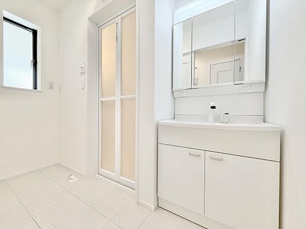 明るく使い勝手の良い洗面所です!ゆとりの洗面スペースで朝の身支度も快適スムーズに。