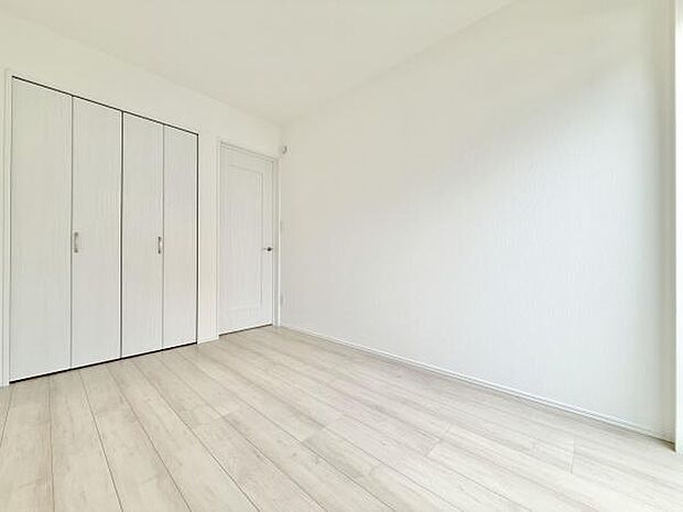 全居室には収納を完備!普段使いのお洋服や小物はもちろん、季節物のお洋服などもしっかりと整理整頓おしまい頂けます。居室空間をより広く隅々までお使いいただけますね♪