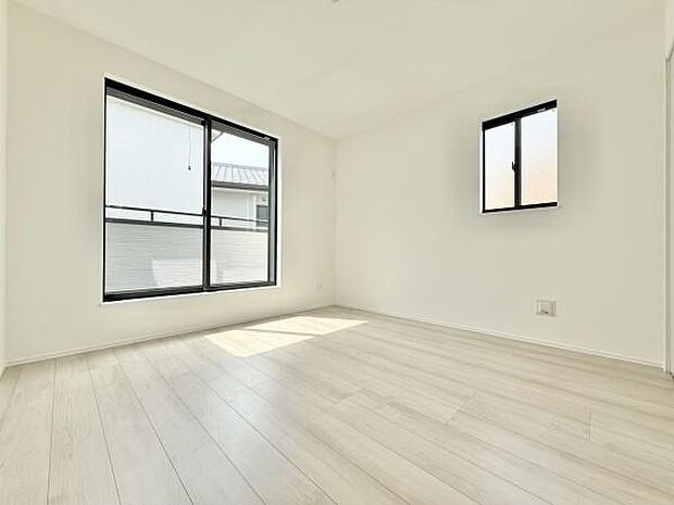 光が沢山取り込める大きな窓。2面採光なので、日差しを長時間受ける事が出来る暖かいお部屋です。