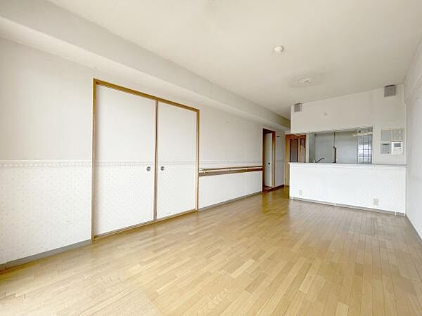 10.7帖のリビングダイニング。リビングは家族のオアシスへ毎日家族が笑顔で生活する空間であるリビング。