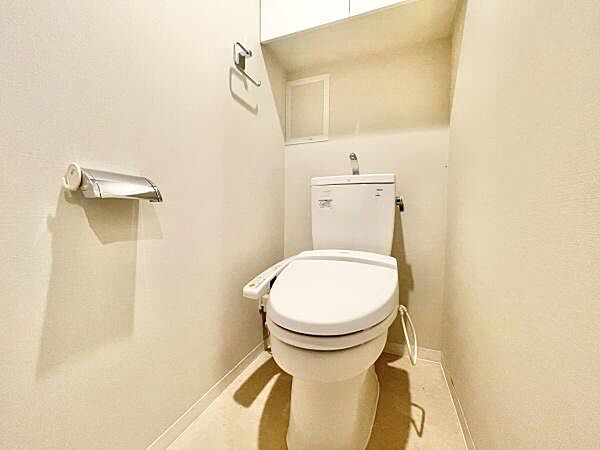 節水型でエコなトイレには、今では当たり前のウォシュレット付き。便座を温める機能付き！タオルフォルダーも付いておりそのまま手洗いもできます。