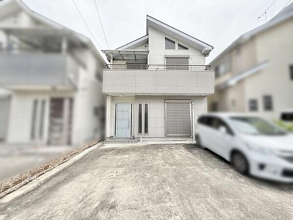 お車の出し入れが苦手なママや小さなお子様にも安心ですね。しっかり舗装もされているので、ベビーカーや自転車で通っても快適に通行できます。