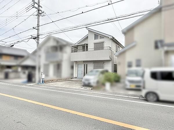 全面道路：幅員約9ｍ！前面道路は交通量も少なく、安心してお住まい頂けます!
