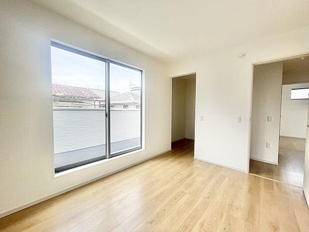 木目のフローリングが暖かみのある室内に。明るい寝室で心地のいい朝を迎えられそう。