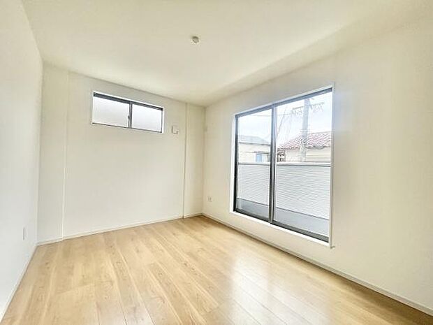 光が沢山取り込める大きな窓。2面採光なので、日差しを長時間受ける事が出来る暖かいお部屋です。