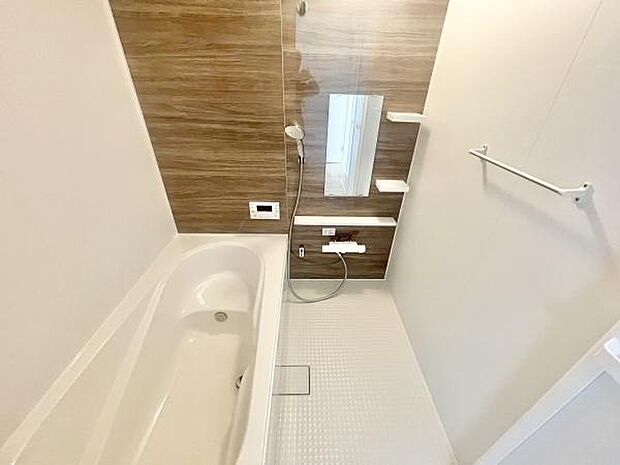 一日の疲れを癒してくれる場所なので、快適に過ごして頂く為にゆったりサイズのバスタブ。是非半身浴をお楽しみ下さい。