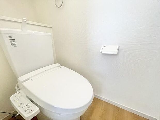 節水型でエコなトイレには、今では当たり前のウォシュレット付き。便座を温める機能付き!