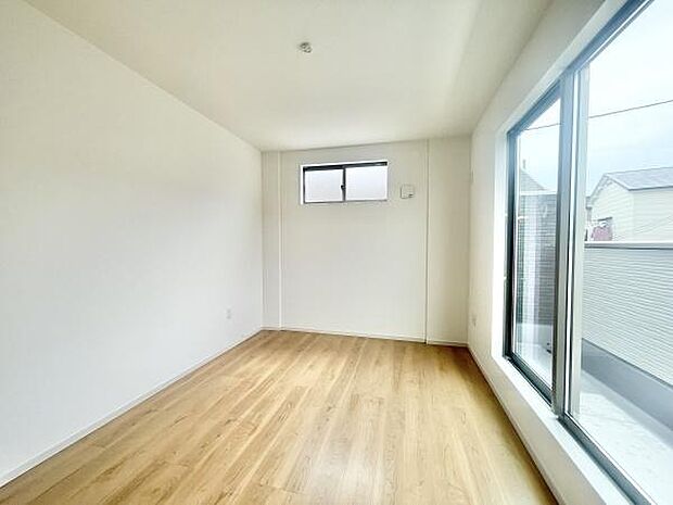 大きな窓からたっぷりの日差しが降り注ぐ明るい室内です。