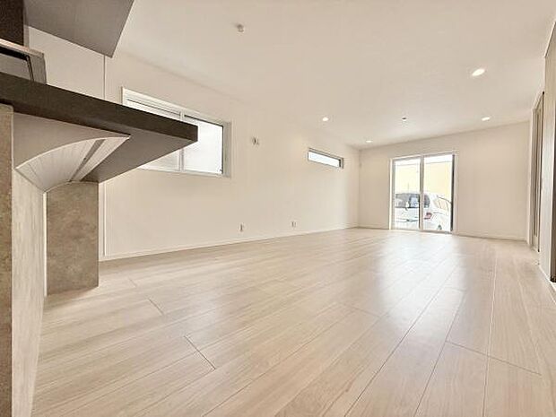 ここにはみんなが集い、食事と楽しい会話が始まる。話に夢中になりすぎて、ついつい時を忘れてしまう。そんな束の間の幸せを感じさせてくれる場所。