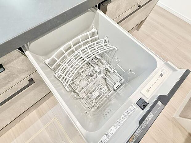 食器洗乾燥機付きで家族の食器もピカピカ。後片付けもラクラクこなせて、日々の生活には欠かせない便利設備。環境にもママの手にも優しいのがうれしいですね。