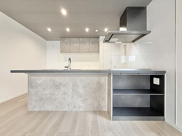 見せるキッチン。ダイニングとの空間のつながりが、スペースのゆとりを生み出します♪