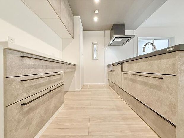 食品や食器などを収納する棚があります!もちろんそれ以外にも、普段はあまり使わない調理器具をしまうなど、その使い勝手は多様。