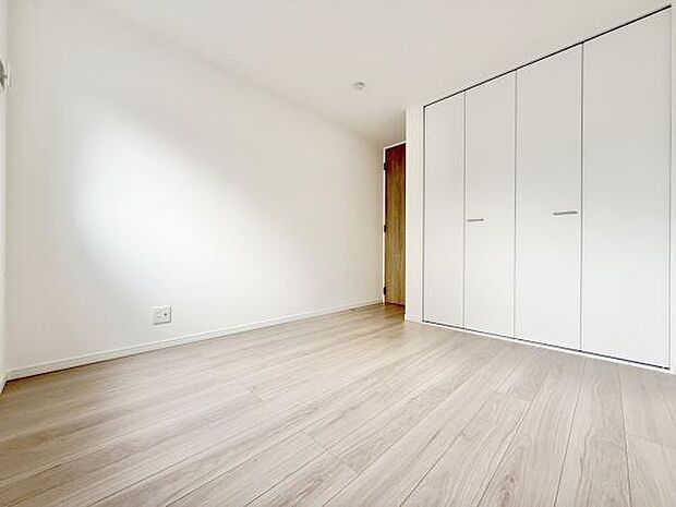 充分な広さと収納機能を備えた部屋はお子様の自発性と成長を促します。お子様の成長を支える、勉強や好きなことに没頭する学びの空間にどうぞ。