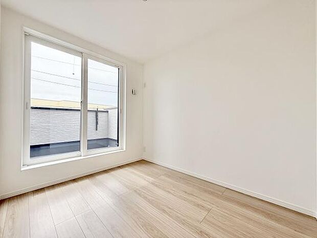 大きな窓からたっぷりの日差しが降り注ぐ明るい室内です。