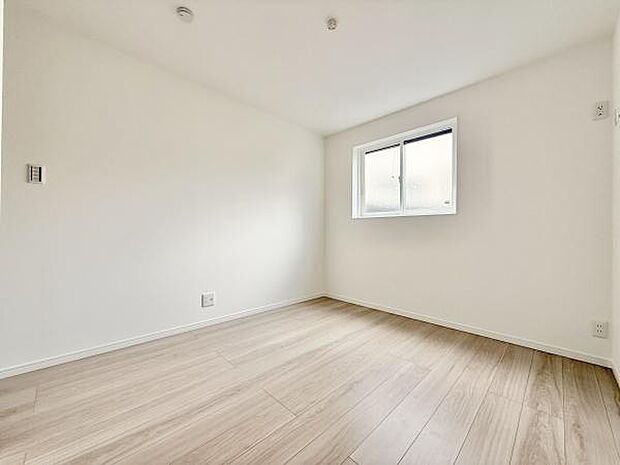 木目のフローリングが暖かみのある室内に。