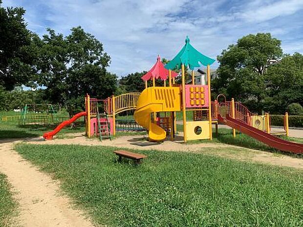 霞ケ丘公園まで570m