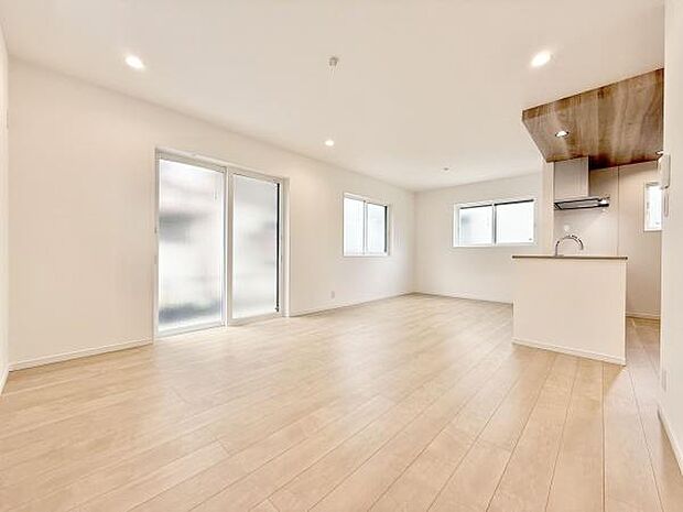 大切なご家族が集まるからこそＬＤＫはこだわりたい！休日はおひさまの光をたっぷりと取りこめるリビングでゆったりと過ごしませんか？